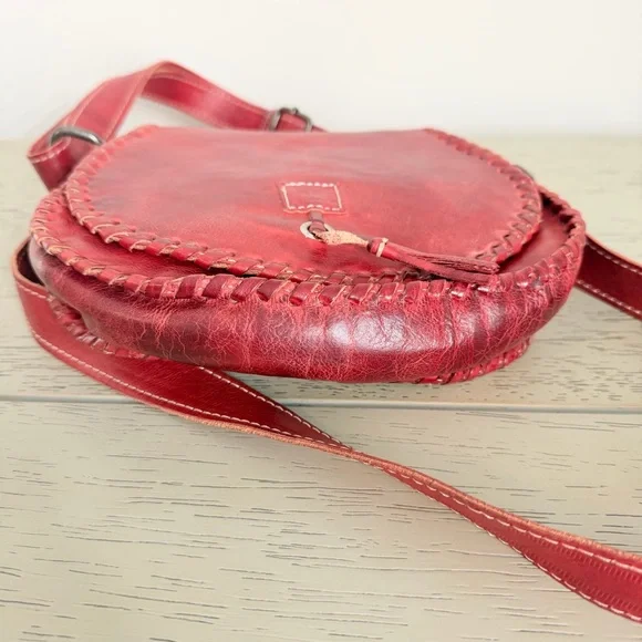 $245 Bed Stu Half Moon Scarlet Red Leather Crossbody Purse Magnetic Close Tassel - Picture 4 of 9